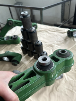 Ричаги соломотряса John Deere виготовлення нових сайлентблоків