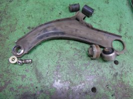 Nissan Micra відновленя передніх кульових опор та всіх сайлентблоків.