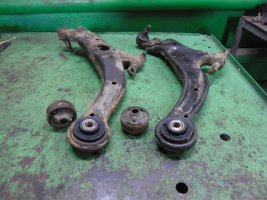 Доброго дня))). Сьогодні відновили підвіску Toyota Camry V30 ( сайлентблоки передніх важелів задні). Фото ДО та ПІСЛЯ.